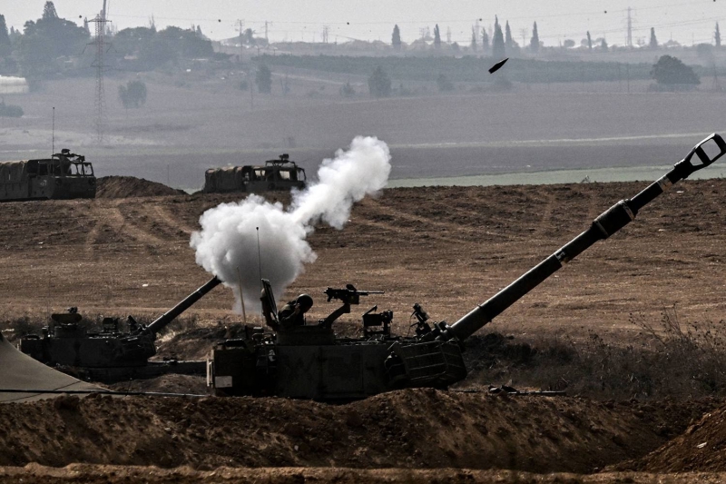 یک هویتزر خودکششی 155 میلی متری M109 ارتش اسرائیل از موضعی در جنوب اسرائیل در سراسر مرز در 28 اکتبر به سمت نوار غزه شلیک می کند.